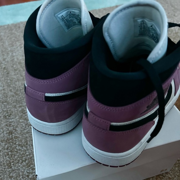 Women’s Air Jordan 1 Mid SE Light Mulberry/Black w/ Box - Picture 4 of 7